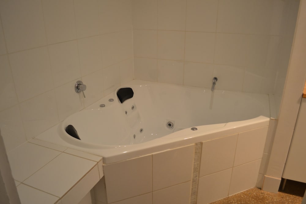 Jetted tub