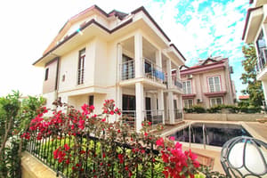 thumbnail: Front of property