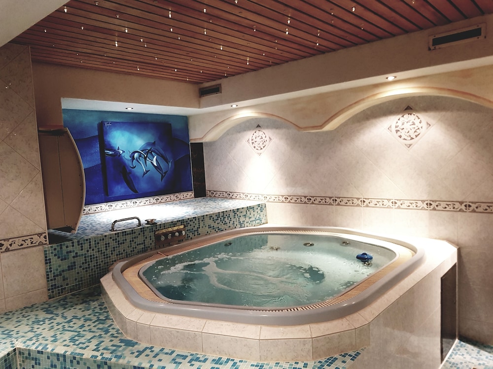 Indoor spa tub