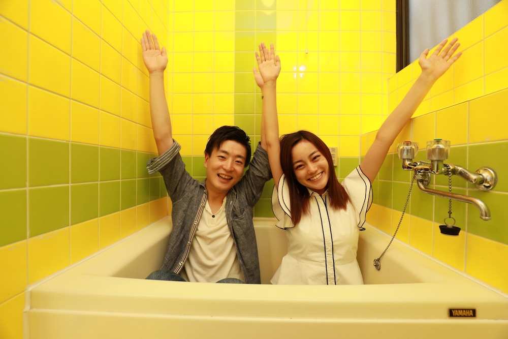 Deep soaking bathtub