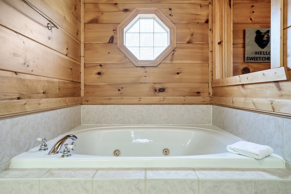 Deep soaking bathtub