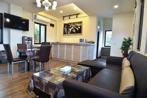 thumbnail: Lobby sitting area