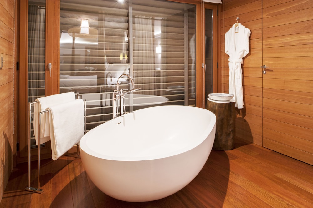 Deep soaking bathtub
