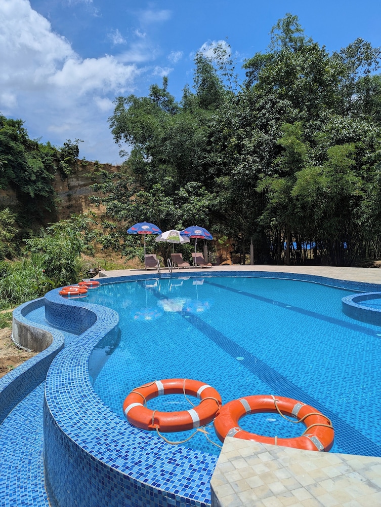 Indoor/outdoor pool