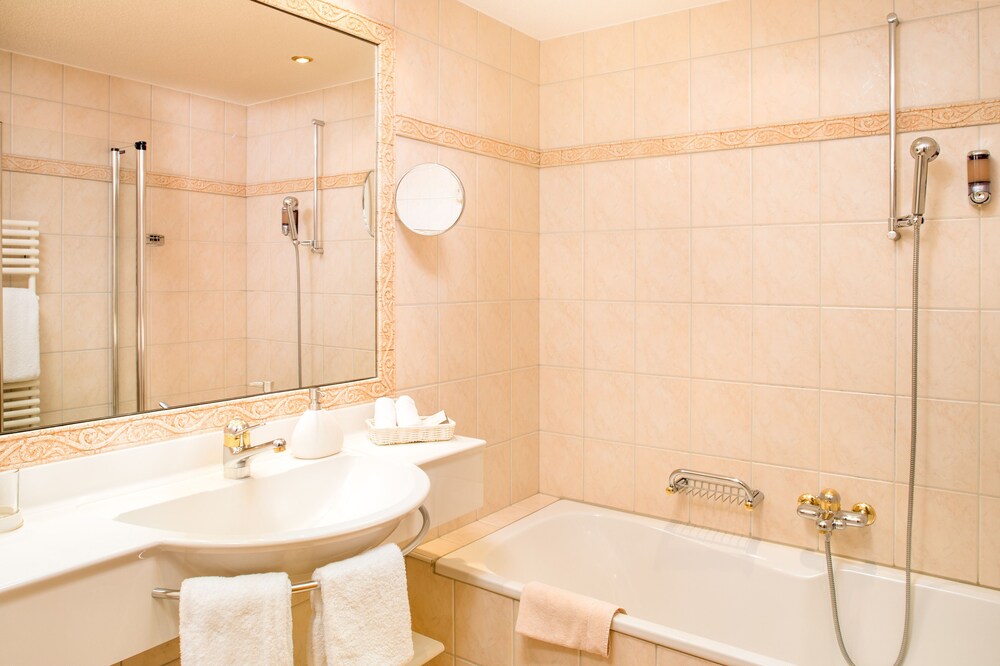 Deep soaking bathtub