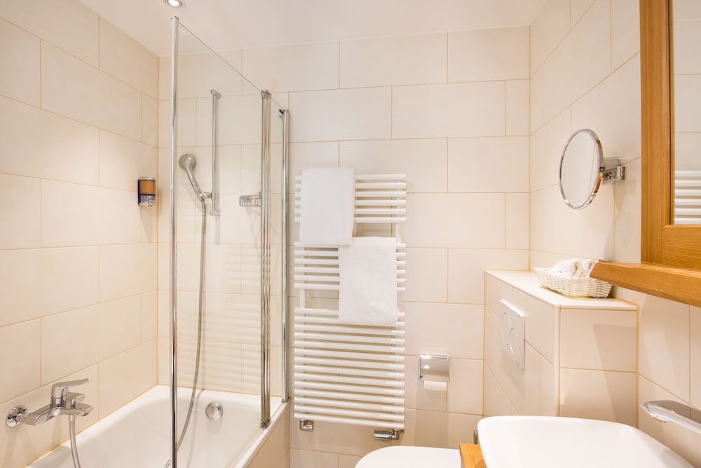 Deep soaking bathtub