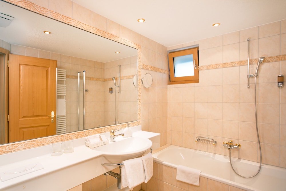 Deep soaking bathtub