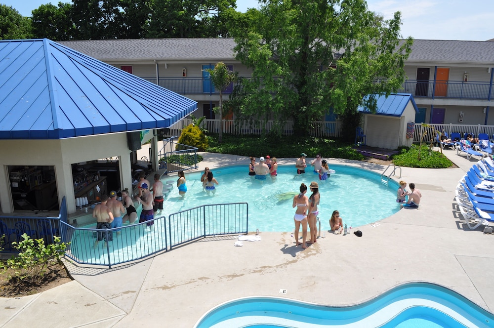 Poolside bar