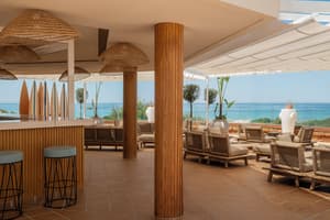 thumbnail: Swim-up bar