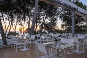 thumbnail: Outdoor dining
