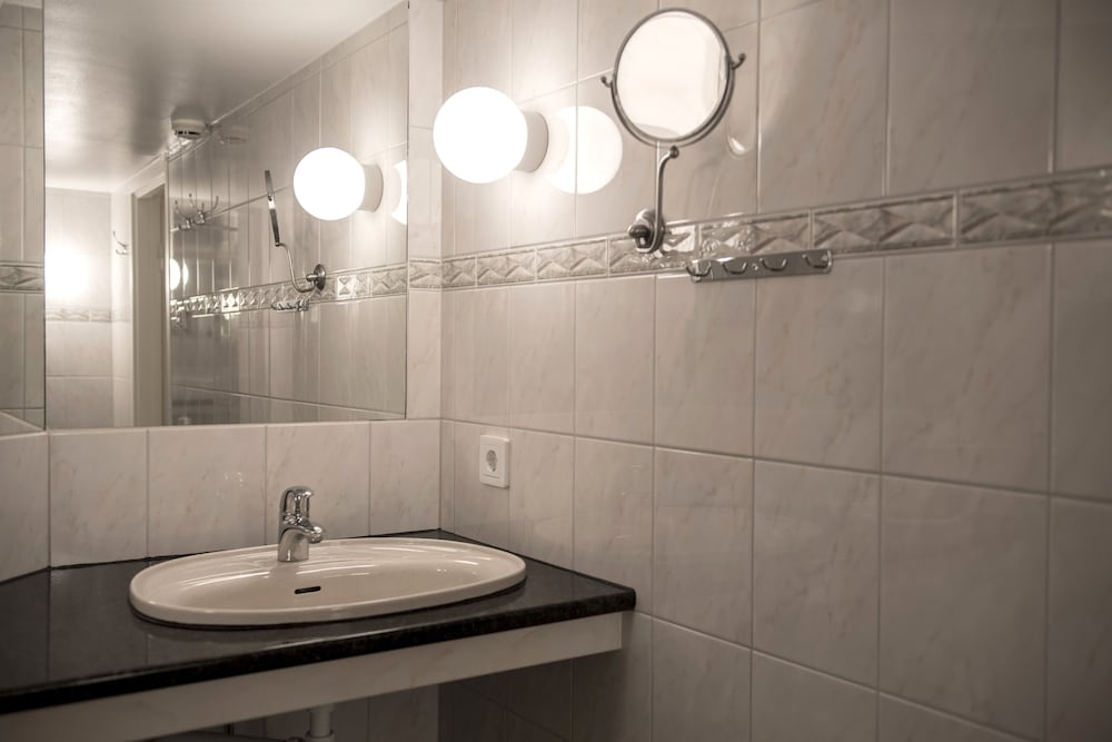 Bathroom sink