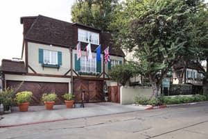 thumbnail: Front of property