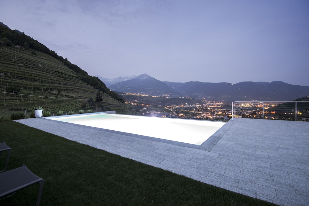 Infinity pool