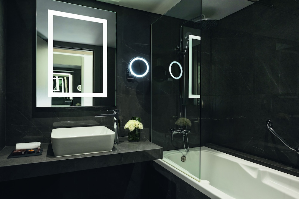 Deep soaking bathtub