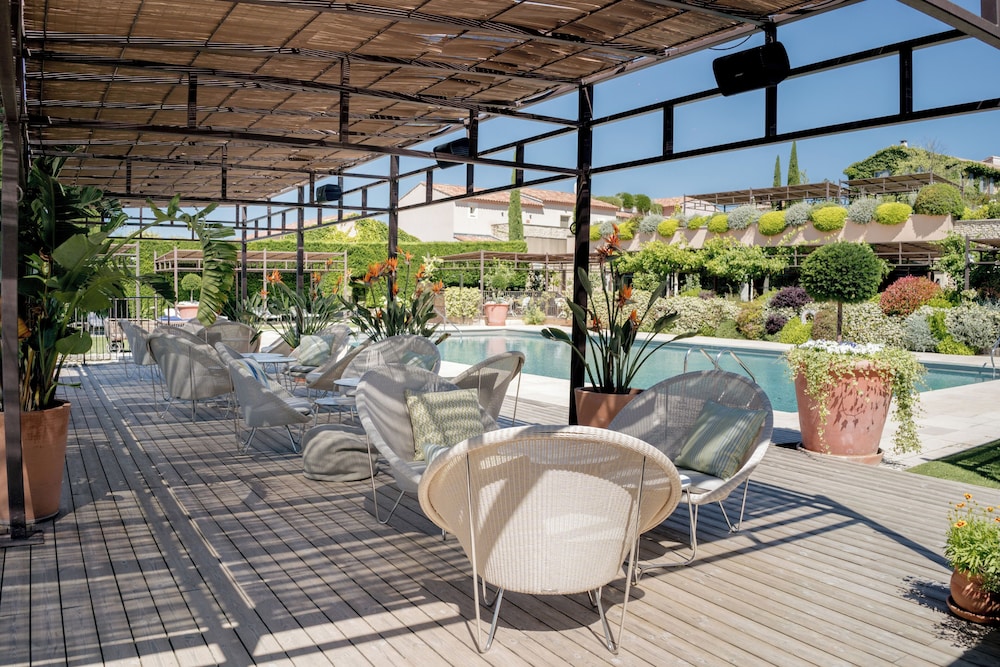 Poolside bar