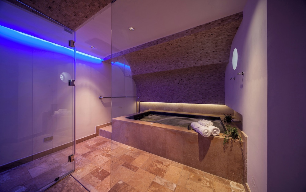 Indoor spa tub