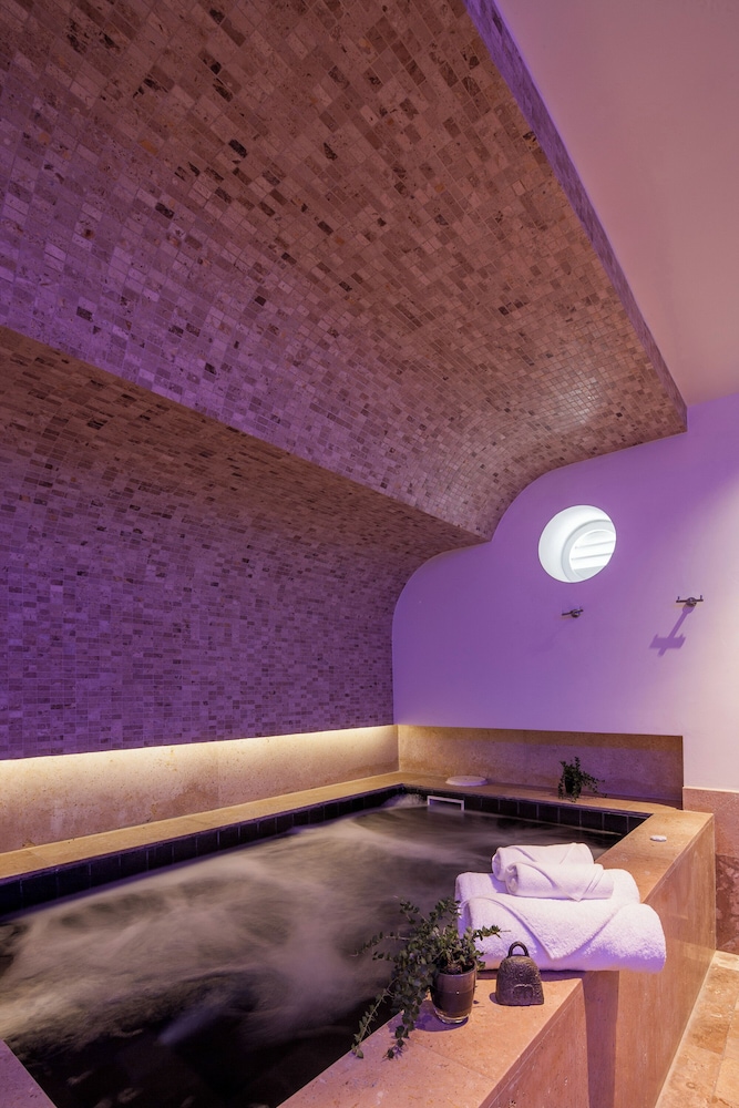 Indoor spa tub