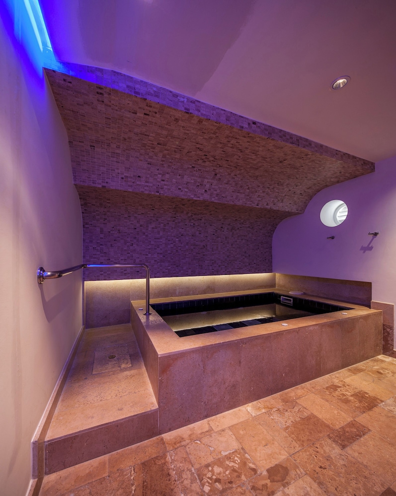 Indoor spa tub