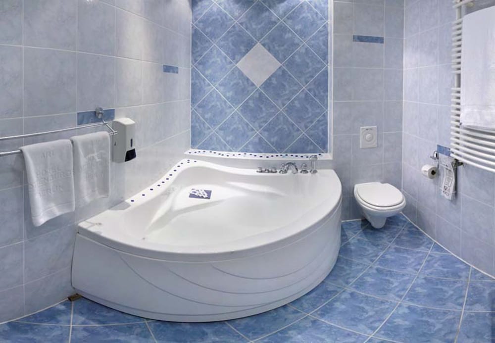 Deep soaking bathtub