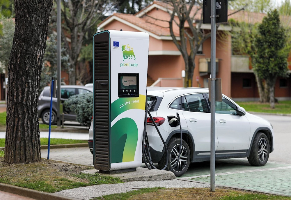 Electric vehicle charging station