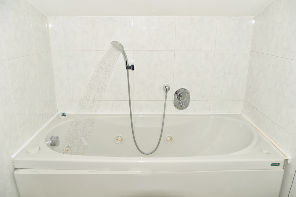 Jetted tub