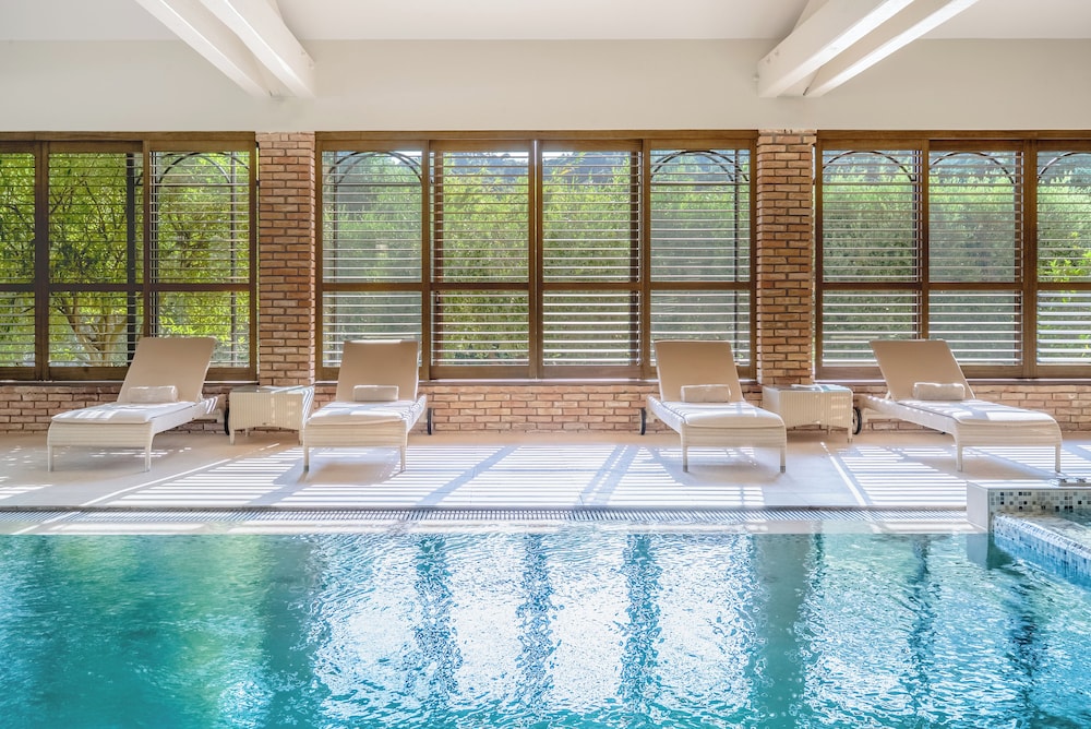 Indoor/outdoor pool