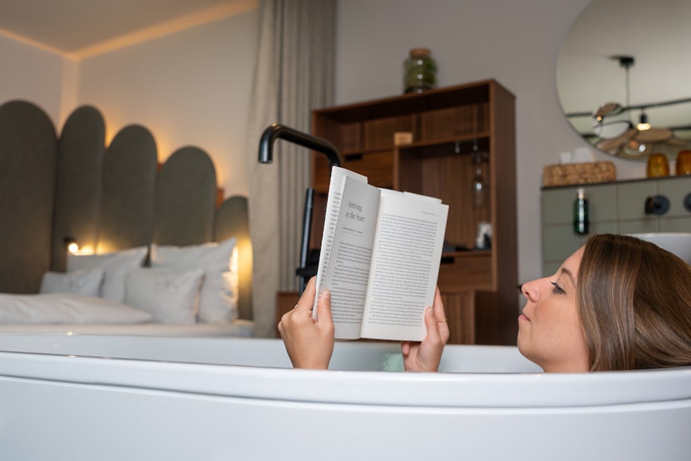 Deep soaking bathtub