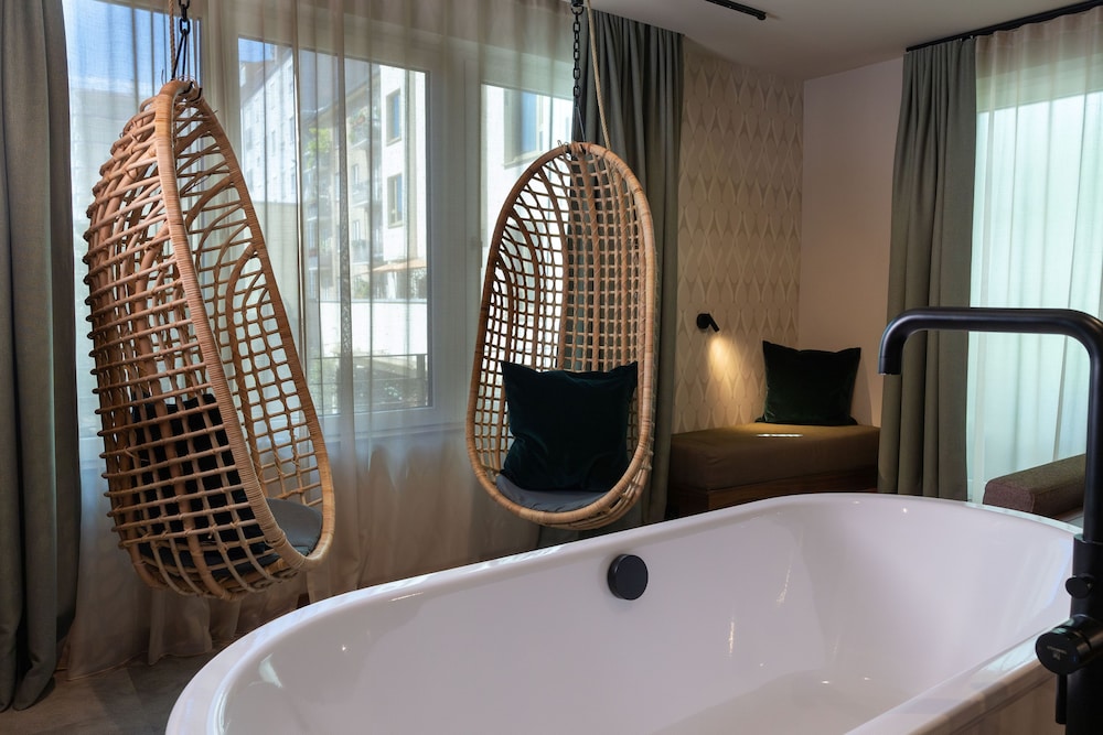 Deep soaking bathtub