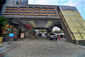 thumbnail: Hollywood Bar