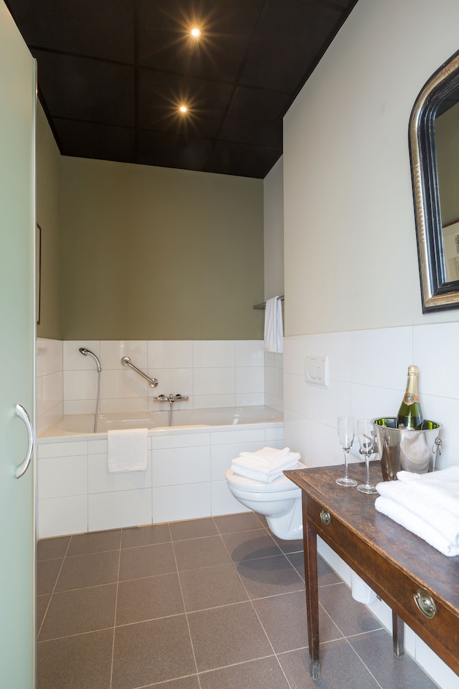 Deep soaking bathtub