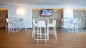 thumbnail: Bar (on property)
