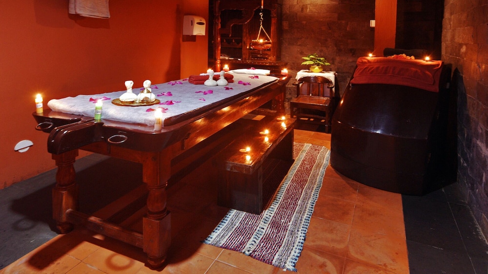 Indoor spa tub