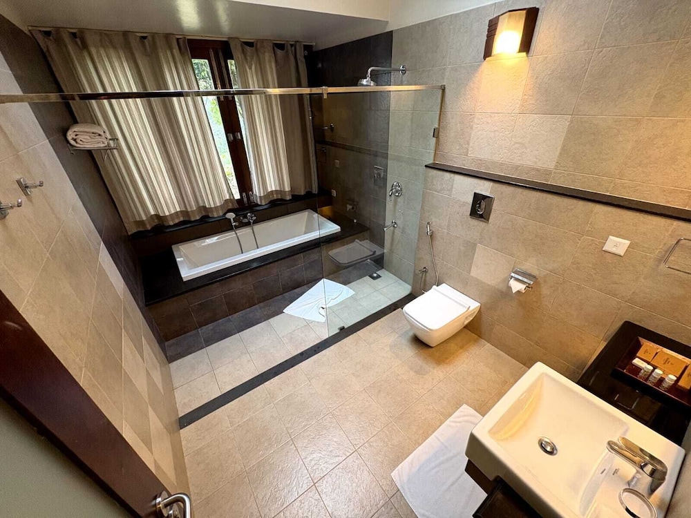 Deep soaking bathtub