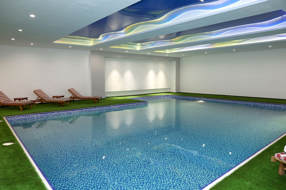 Indoor/outdoor pool