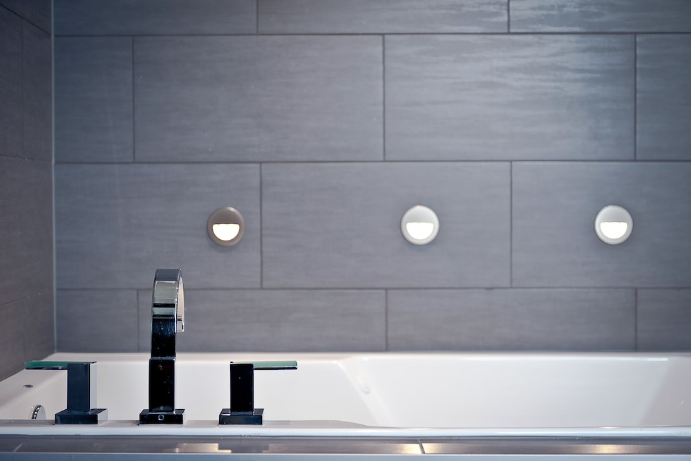 Deep soaking bathtub