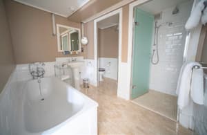 thumbnail: Bar (on property)