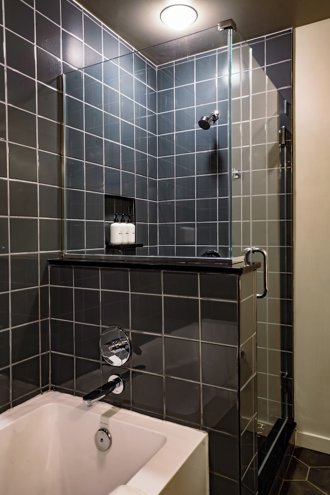 Deep soaking bathtub