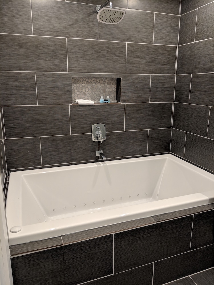 Deep soaking bathtub