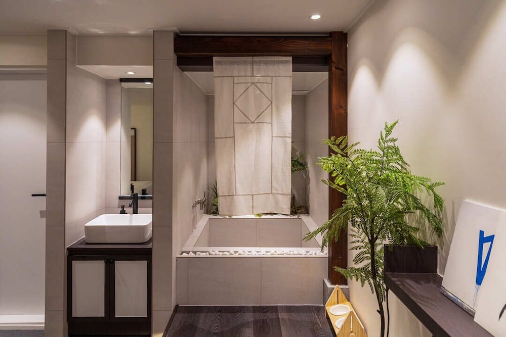 Private spa tub
