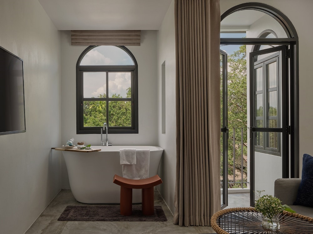 Private spa tub
