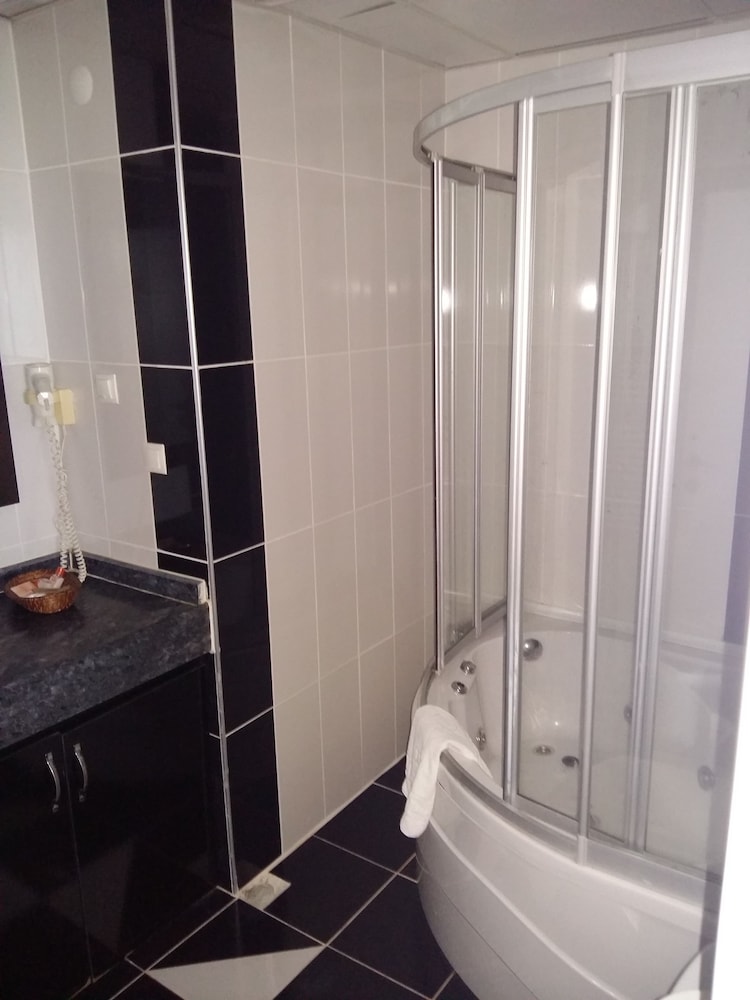Deep soaking bathtub
