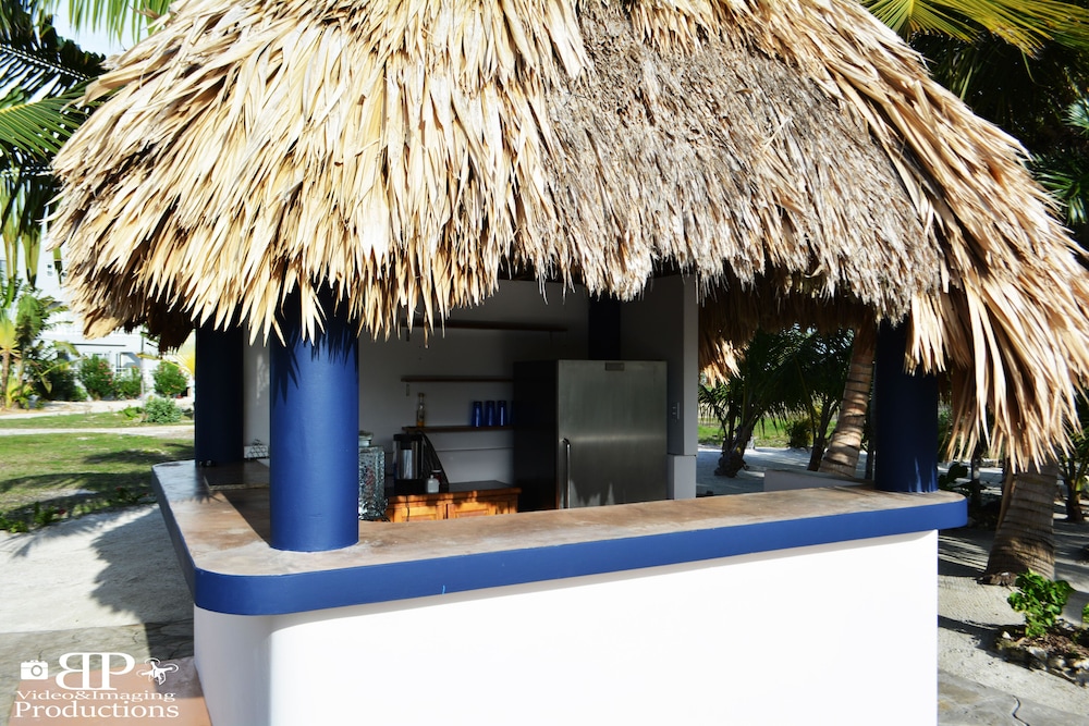 Poolside bar