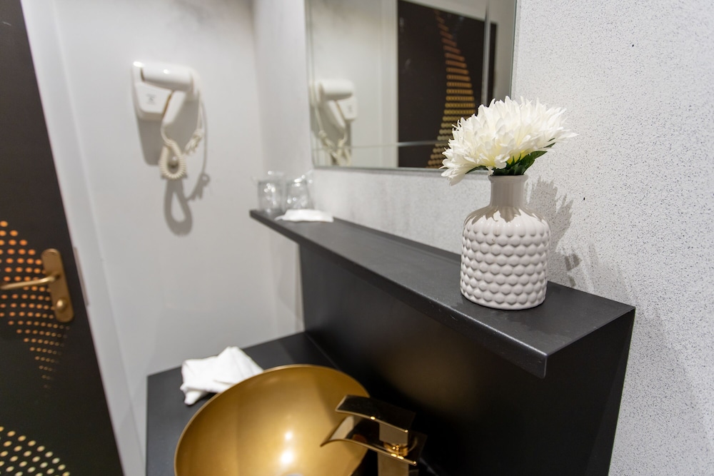 Bathroom sink