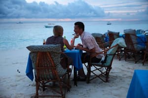 thumbnail: Couples dining