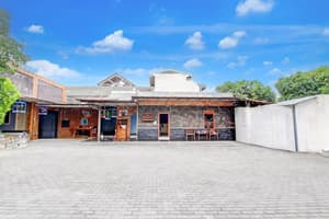 thumbnail: Front of property