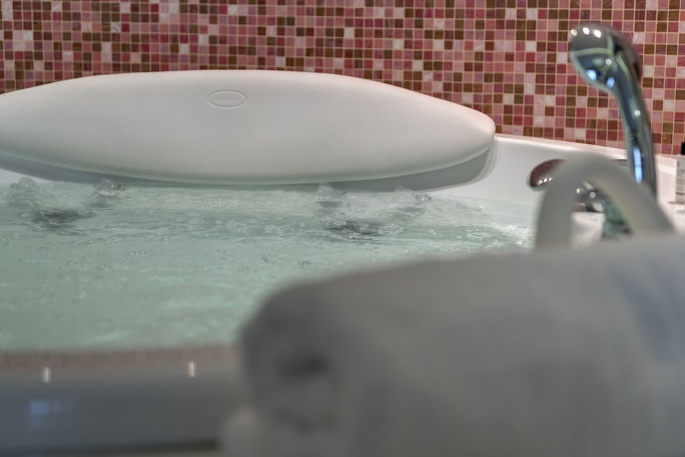 Jetted tub