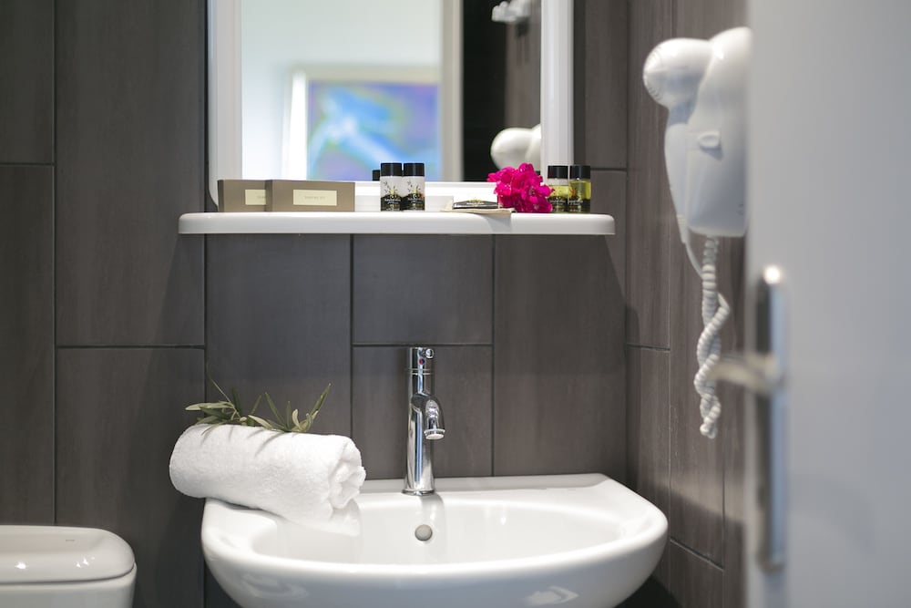 Bathroom sink