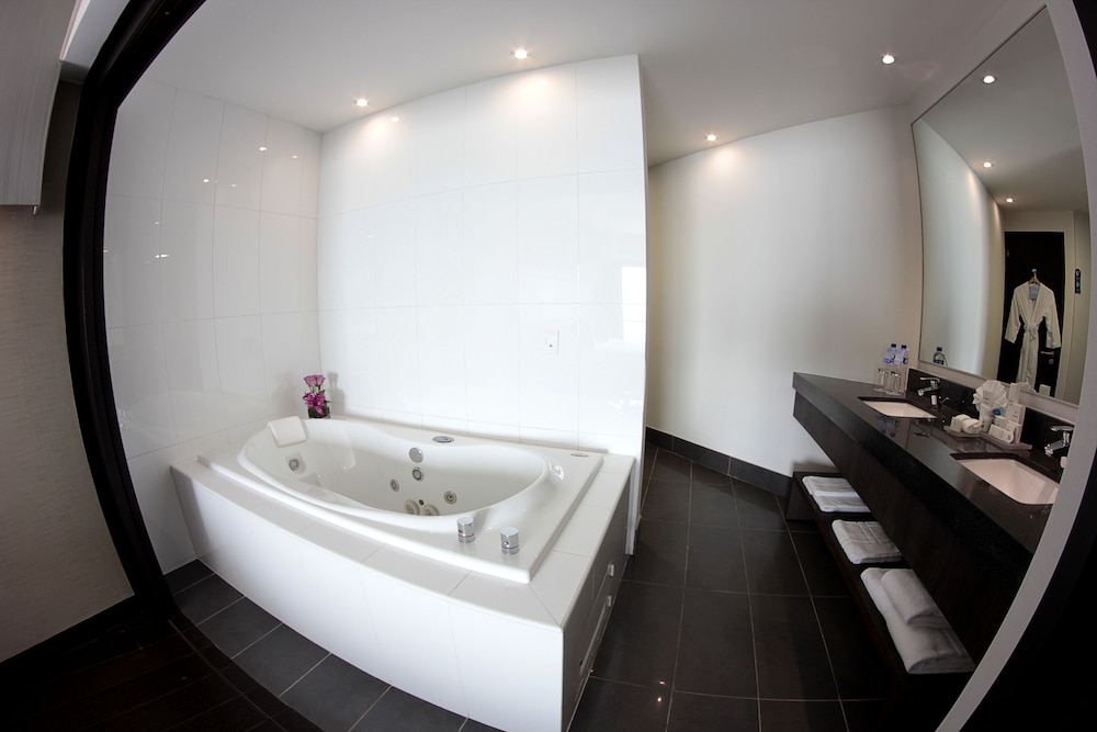 Jetted tub