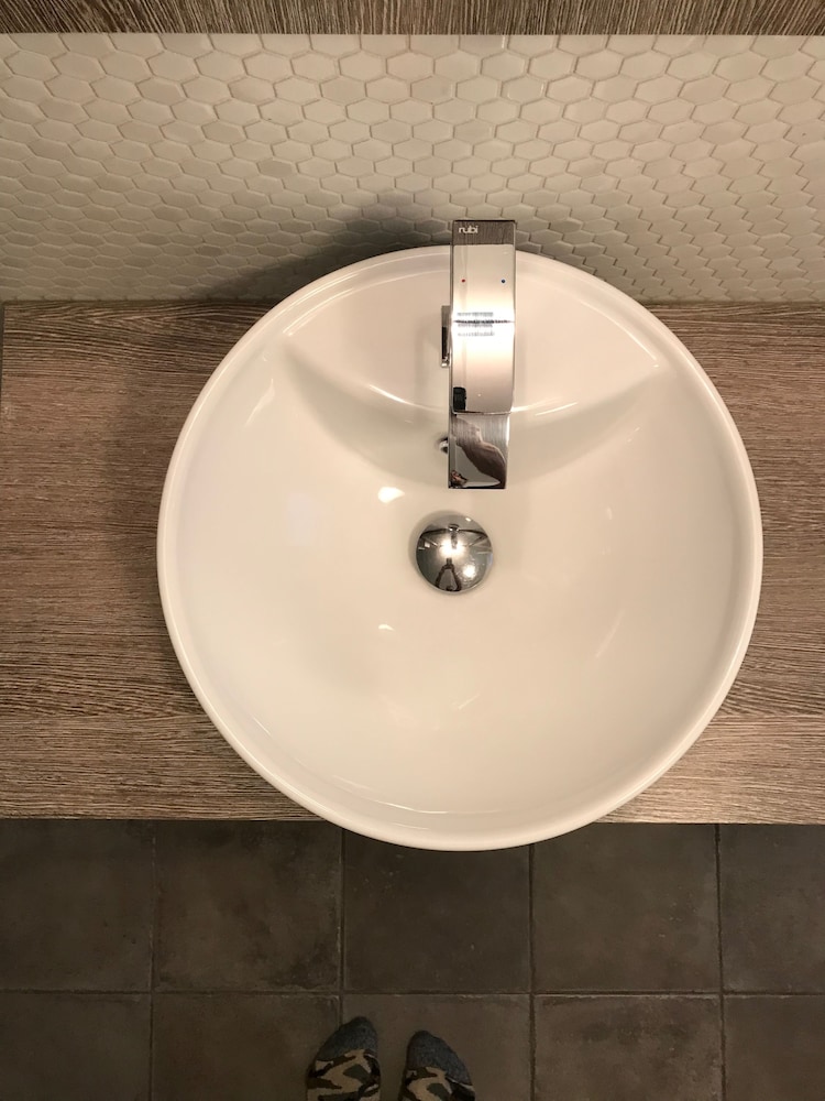 Bathroom sink