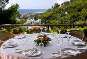 thumbnail: Outdoor dining